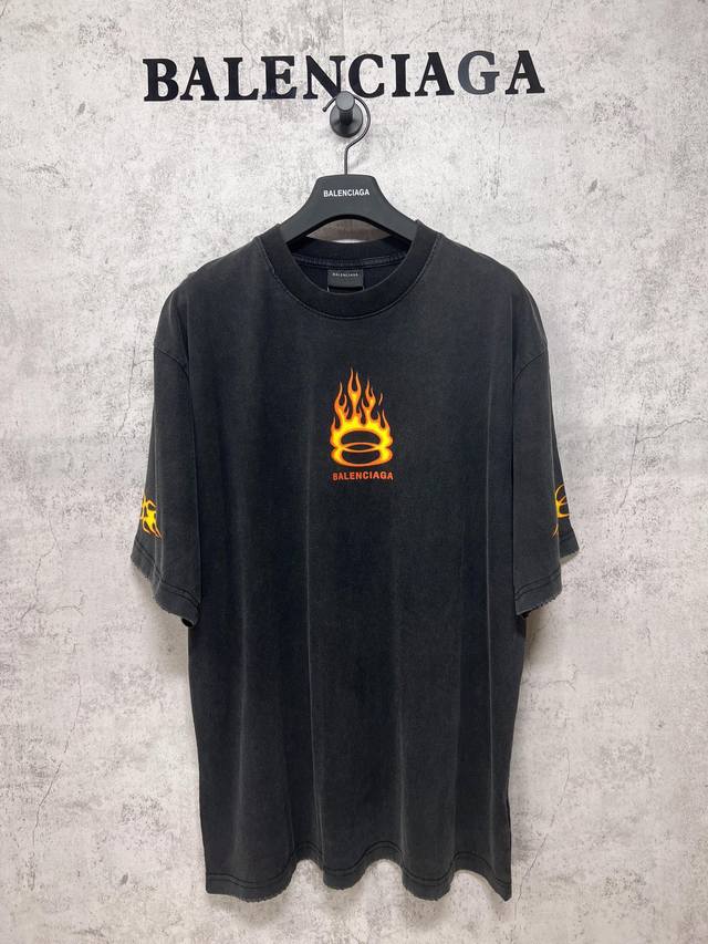 Balenciaga巴黎世家 顶级版本.官网品质 水洗做旧火焰环印花短袖T恤 洗后克重260G。复古精棉面料比较厚实的棉质面料，具有复古风格的黑色调泽，同时经过