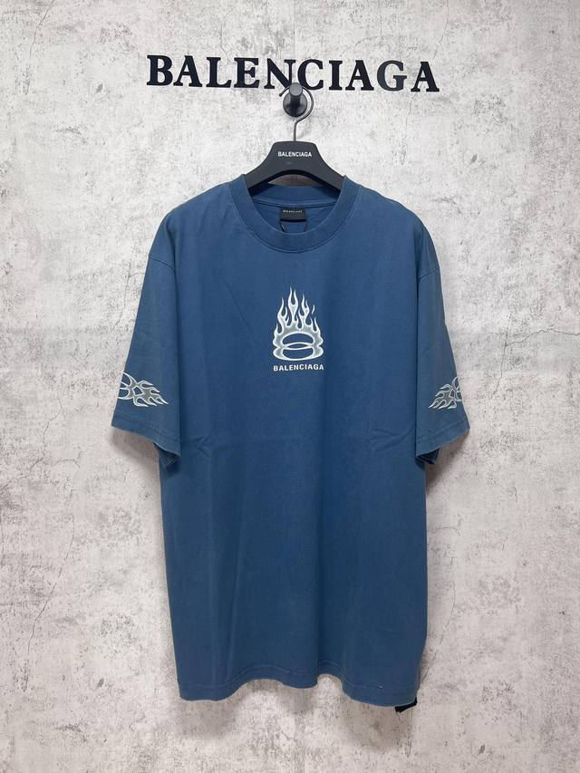 Balenciaga巴黎世家 顶级版本.官网品质 水洗做旧火焰环印花短袖T恤 洗后克重260G。复古精棉面料比较厚实的棉质面料，具有复古风格的黑色调泽，同时经过