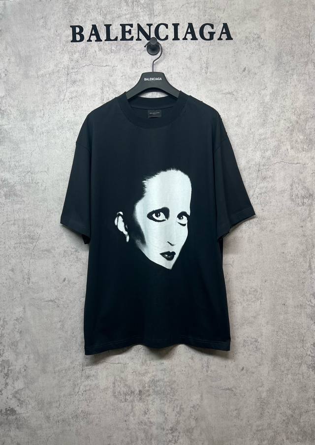 Balenciaga巴黎世家顶级版本1:1官网品质 巴黎联名音乐家Mini人像直喷短袖，前后印花整件肩位磨烂做旧工艺 面料260G双纱精梳纯棉 采用巴黎定制纯棉
