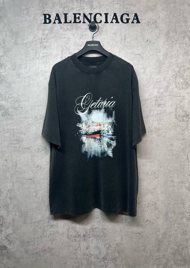 Balenciaga巴黎世家顶级版本1:1官网品质 帆船印花短袖洗水短袖T恤，洗水做旧，成衣通过石磨的方式对面料进行染色加工，浸入染料中翻滚。炒砂后面料轻微泛白