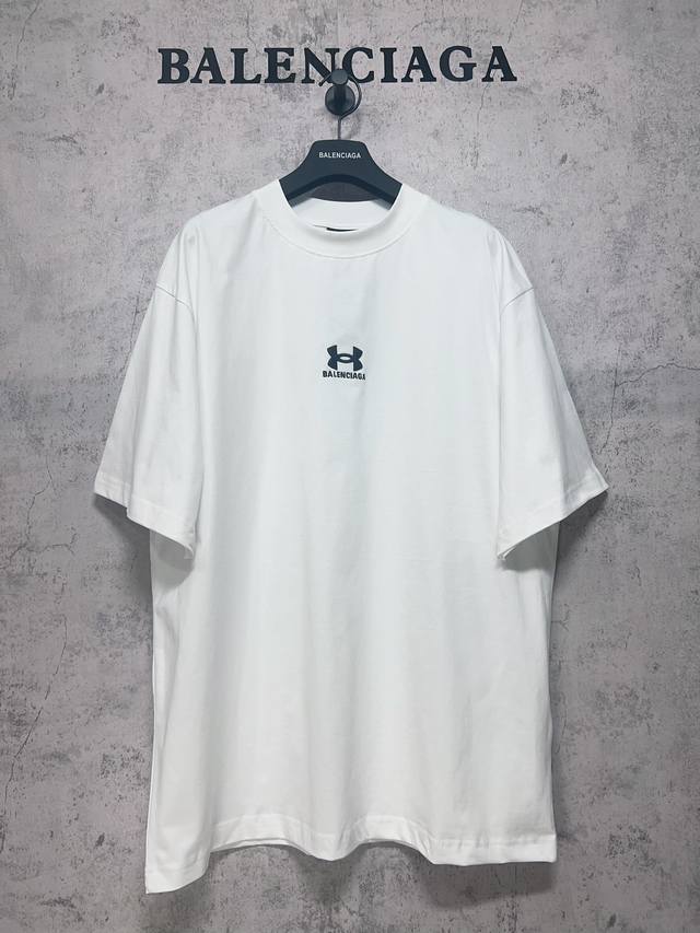 Balenciaga巴黎世家顶级版本1:1 官网品质 巴黎世家X安德玛 联名刺绣短袖T恤 面料 颜色 官网同步 克重 260G采用田岛刺绣机作业，前后两个品牌L