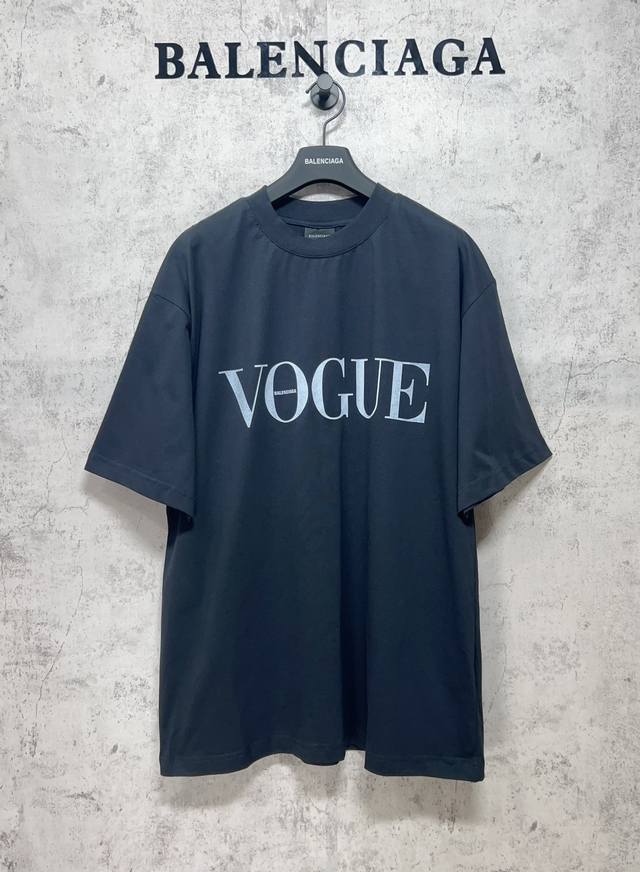 Balenciaga巴黎世家顶级版本1:1官网品质 Vogue联名合作系列.前后Logo直喷印花短袖T恤.砖柜同步.第一时间正品研制，欢印对比！ 灯塔印花采用数