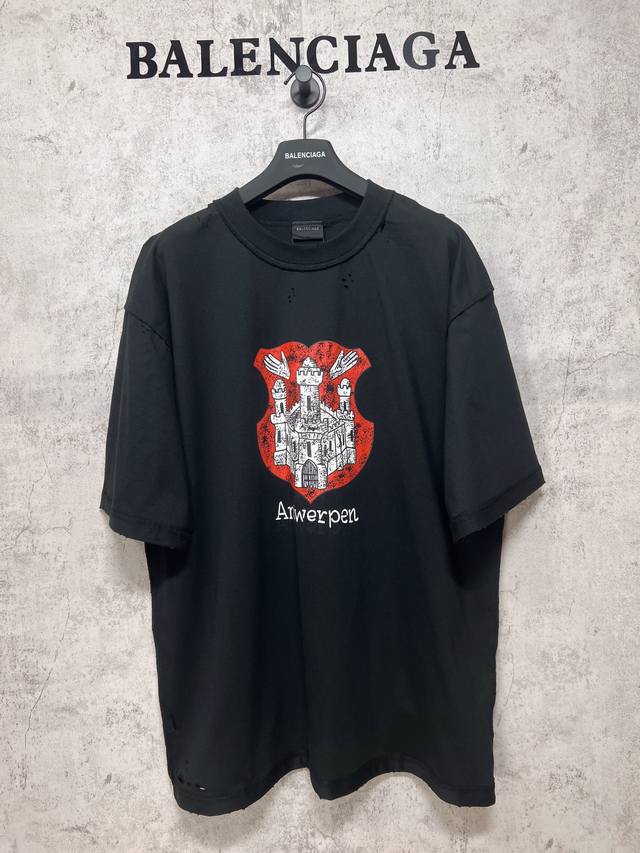 Balenciaga巴黎世家 洗水城堡印花短袖 面料颜色官方同步 采用纺纱做高密度平纹工艺，洗后克重260克，手感细腻柔软，烧毛除尘工艺。同缸染十字拉架罗纹，保