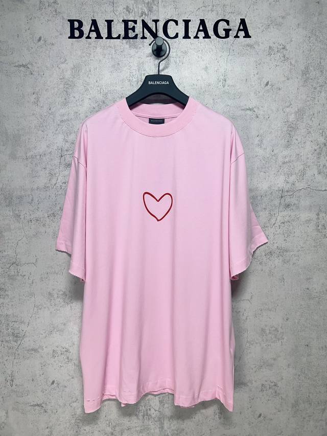 Balenciaga巴黎世家 顶级版本1:1官网品质 24Ss最新七夕限定款爱心图案Logo硅胶短袖T恤 本印花前后进口硅胶还原凹凸感手绘心形英文图案，洗水 割