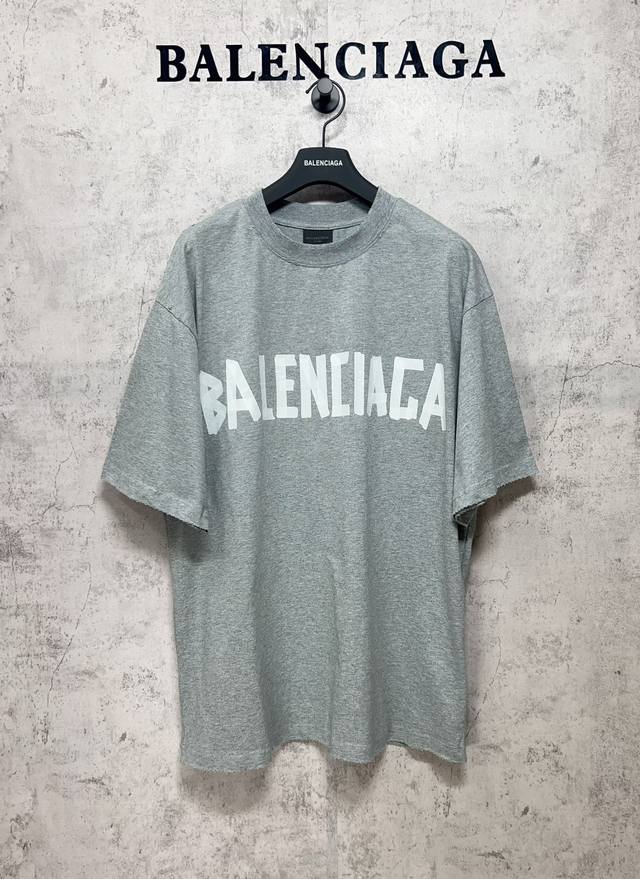 Balenciaga巴黎世家顶级版本1:1官网品质 美纹纸胶带印花短袖T恤 成衣水洗磨烂做旧，胶带质感和背后黄色胶带感觉都是经过多次调试才出来，洗后克重260G
