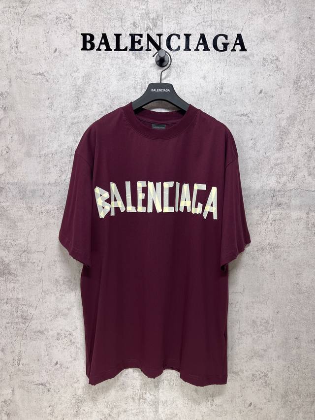 Balenciaga巴黎世家顶级版本1:1官网品质 美纹纸胶带印花短袖T恤 成衣水洗磨烂做旧，胶带质感和背后黄色胶带感觉都是经过多次调试才出来，洗后克重260G