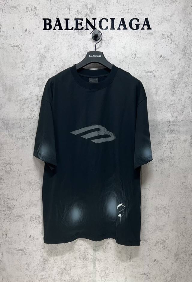Balenciaga巴黎世家顶级版本1:1官网品质 3B泥巴手绘磨烂水洗做旧水泥大M标手绘短袖T恤 印花采用康丽直喷 前后直喷真的贵上天了 此款是我做过最贵的印