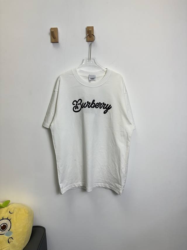 款号：T02 Burberry 巴宝莉冲浪板印花短袖 面料采用270克纯棉双纱螺纹搭配32支双纱1*1。面料定染灰蓝黑螺纹同缸配套定染。 工艺：印花采用发泡印花