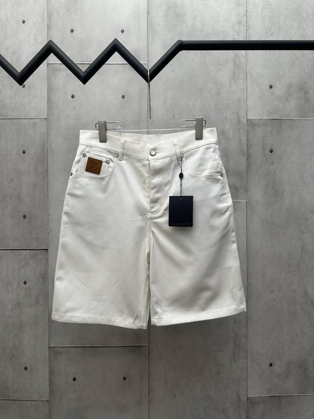 Lv 2025 Fw春夏新款 白色牛仔棉布短裤 口袋配有正绒面革 Lv 贴饰 Damier 正绒面革标签 标识铭纹珠光纽扣开合 经典五袋牛仔裤剪裁 直筒版型 休