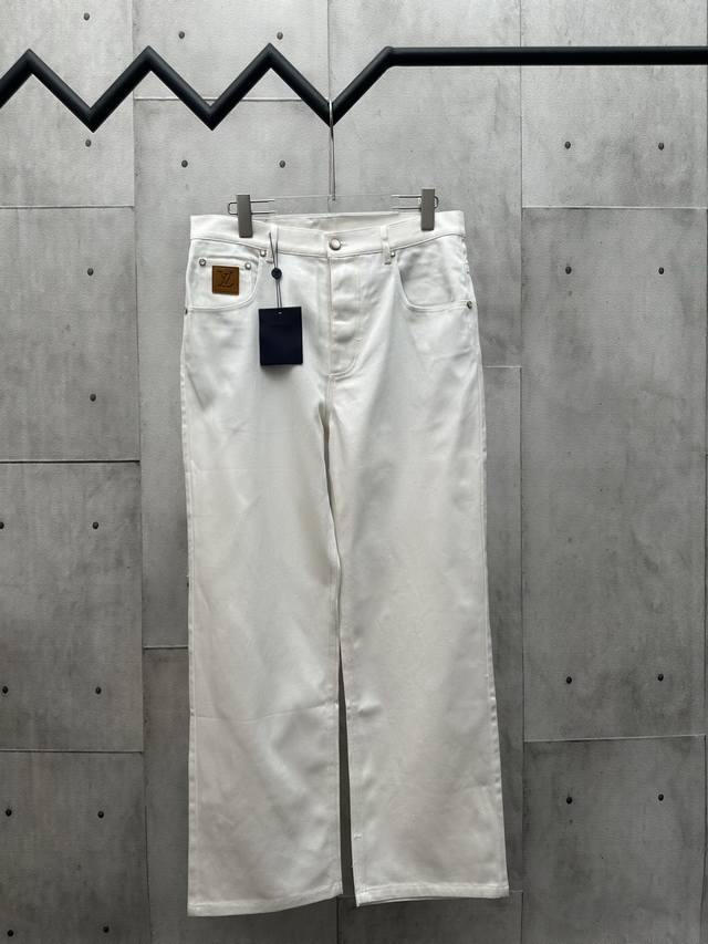 Lv 2025 Fw春夏新款 白色牛仔棉布直筒长裤 口袋配有正绒面革 Lv 贴饰 Damier 正绒面革标签 标识铭纹珠光纽扣开合 经典五袋牛仔裤剪裁 直筒版型