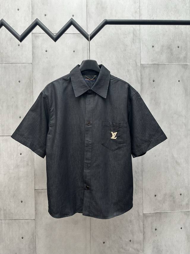 Lv 2025 Fw 夏季新款 棉布牛仔黑色短袖 前胸贴布口袋细节 后背Lv Ropes 刺绣绳索效果 搭配品牌贴布标志 金属刻字纽扣开合门襟 休闲剪裁款式 不