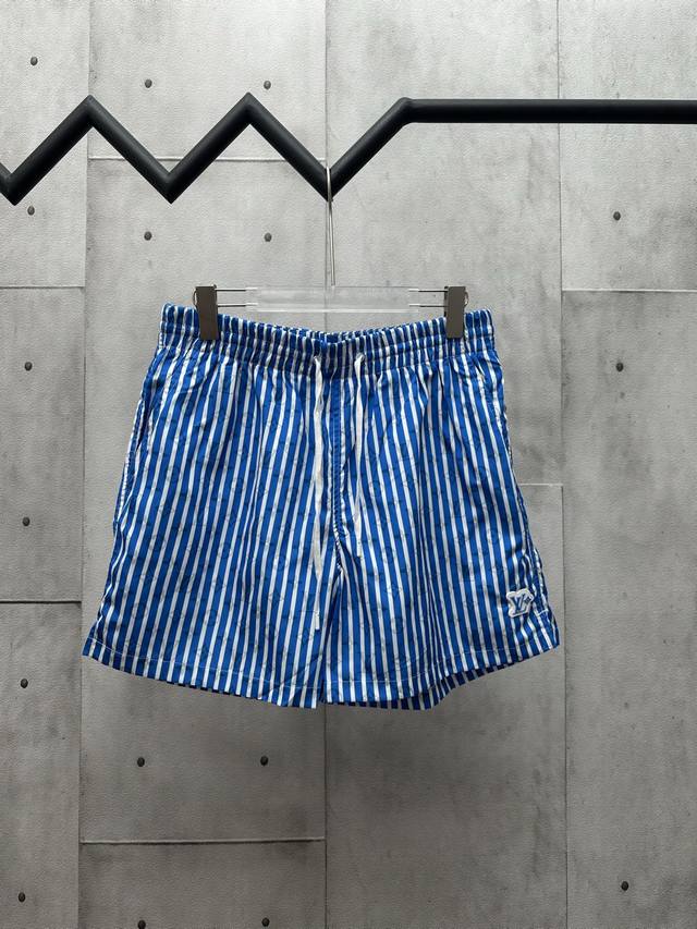 Lv 2025Fw 秋冬新款 蓝白条纹休闲短裤 全幅 Monogram 图案叠加清新条纹 橡胶 Lv Patch 贴饰装饰左腿 隐藏式拉链后袋细节 白色网格内衬