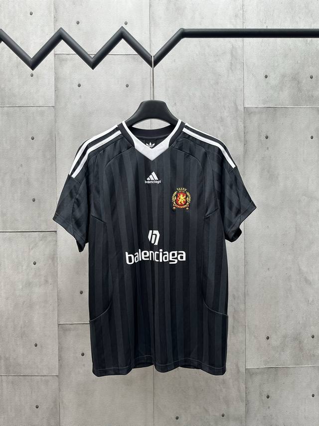 Balenciaga * Adidas 联名曼联足球速干短袖 宽松裁剪 V领 透气速干面料 适合运动 日常穿搭 曼联系列的经典款 尺码：1 2 3 4