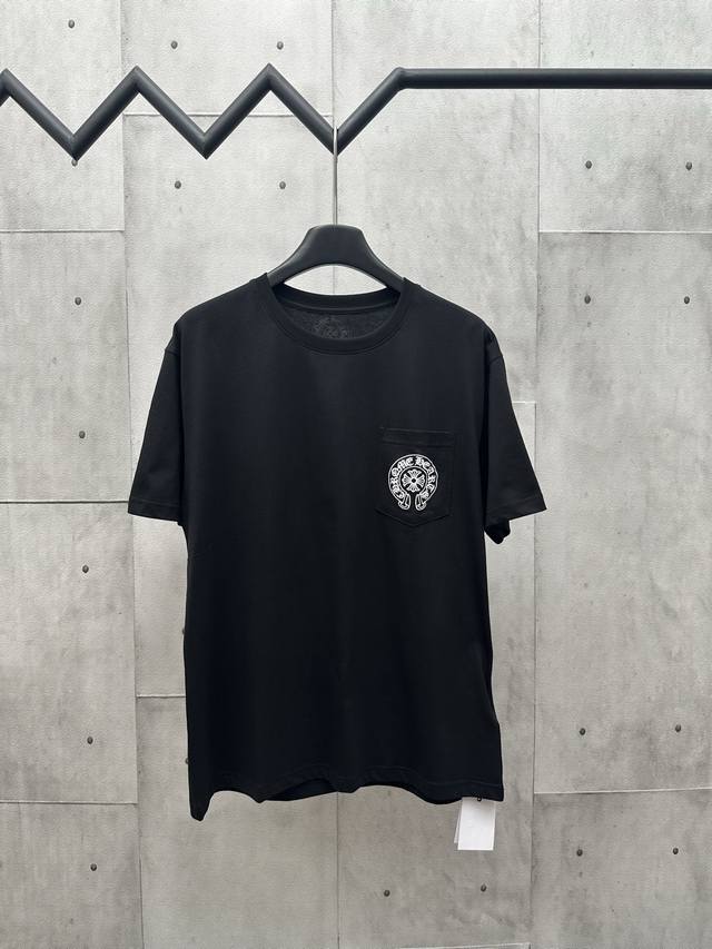 Ch X Deadly Doll 联名款 Tee 面料采用26织200克全棉材质 印花这里很重要 原版采用的油墨超规格印花 一般印花厂根本没有能力还原 跑了N多