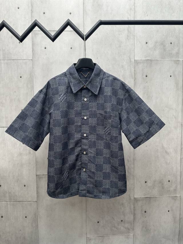 Lv 2025 Fw 秋冬新款 翻领短袖棋盘衬衣 棉布针织面料 满身Damier 提花与种子图案 织入 Marque L.Vuitton DéPoséE 标识