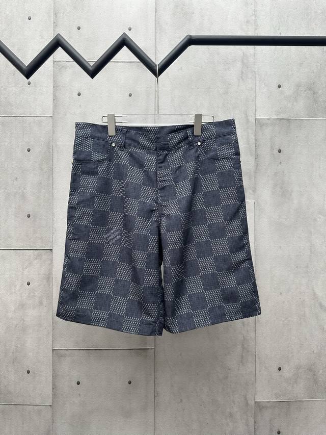 Lv 2025 Fw 秋冬新款 棉布直筒休闲短裤 满身繁复 Damier 提花 Marque L.Vuitton DéPoséE 标识融入织纹 珠光纽扣和铆钉细