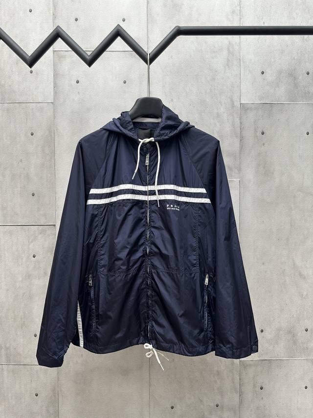 Prada 普拉达 25Ss春夏新款 可拆卸连帽防晒夹克外套 采用进口再生尼龙面料，质感上乘，透气性佳。简洁流畅的线条，勾勒利落版型，立领设计增添几分飒爽英气。