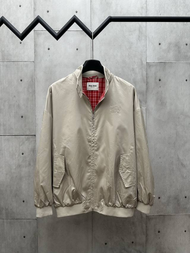 Miumiu 25Ss早秋新款红格子内里卡其色宽松拉链薄款夹克外套 Oversize短夹克以巴拿马棉质面料昭示个性，加入别致的撞色格纹衬里与典型男装细节，凸显了
