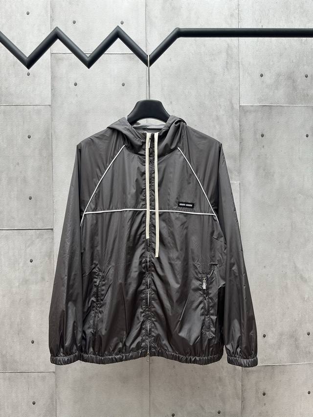 Miumiu 2025Ss春夏新款 尼龙防晒经典连帽外套 宽松版型，高级配色帅气又拉风，定制进口记忆丝面料质感 尺码：S M L Xl