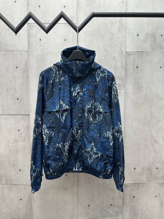 Lv 2025Fw 秋冬新款 梭织连帽防风外套 满身Monogram Regatta 图案 袖珍船队小图案构成品牌字母 Marque L.Vuitton DéP
