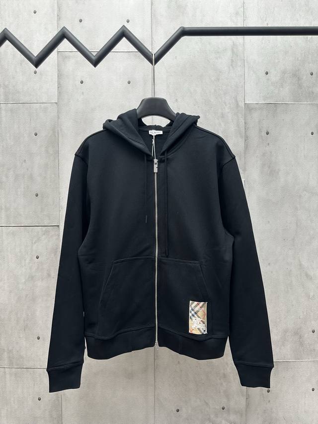 Burberry 格纹贴花拉链连帽外套 工艺说明：选用轻盈的翻面绒棉质面料，以棉纤维为主要原料，腰部采用松紧带设计，搭配抽绳调节，运用三针五线工艺缝合腰部松紧带