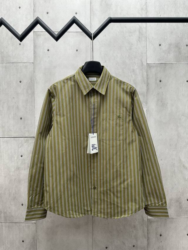 Burberry 2025Fw 早秋新款 针织条纹长袖翻领衬衣 高品质对格剪裁 军绿色棉质面料搭配黑白条纹 纽扣开门襟 尖领细节设计 简单设计款式 不挑人穿 弧