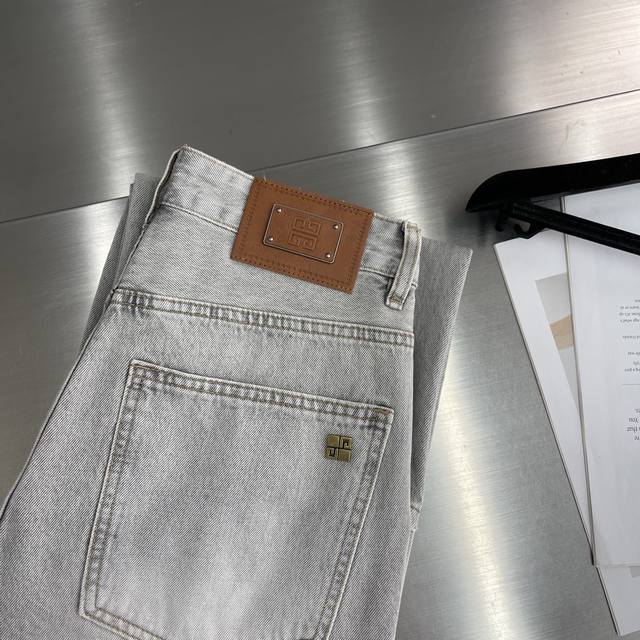 Gvc 25Ss新款浅色系牛仔长裤 实体店极品牛仔裤原版好货，适合各个年龄段。舒适柔软亲肤，上身效果超级棒时尚百搭，笔挺有型，衣橱必备！适合任何场合穿着。 尺码