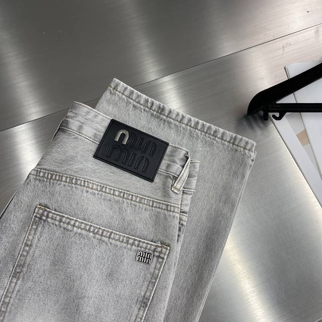 Miu Miu 2025新品男士牛仔裤 面料弹性好。独家发售 官网同步 时尚优雅 重工艺设计。采用原色酵母水洗工艺 精选进口重磅丹宁牛仔面料 配五金装饰 真皮皮