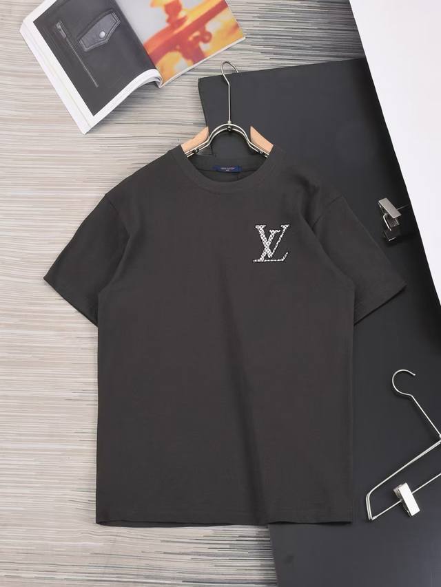 Lv 甄选260克定制面料 顶级品质 定制工艺＋前后绣花工艺 男女同款 尺码 S M L Xl Xxl 五个码 颜色 黑色 白色 玖红