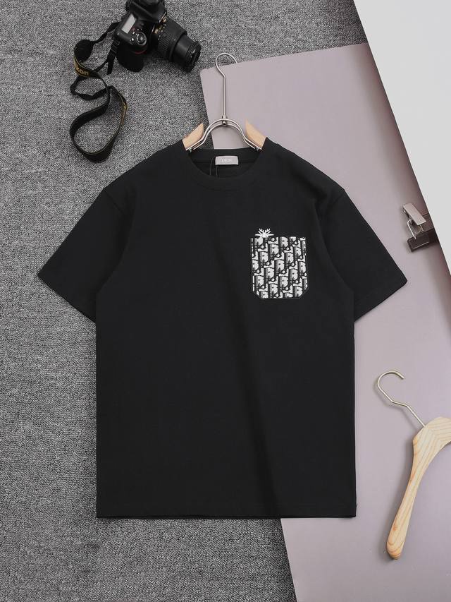 Dior 甄选260克定制面料 顶级品质 精制口袋小Logo＋后背定制章仔工艺 男女同款 尺码S M L Xl Xxl 五个码 颜色 黑色 白色