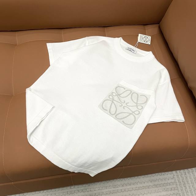 高版本 Loewe罗意威2025新款 纯棉针织短袖圆领T恤 男女同款 轻奢高级，百搭又显瘦 男女都可轻松驾驭！ 品质精细程度可以放大看细节 三标齐全 上图必卖款
