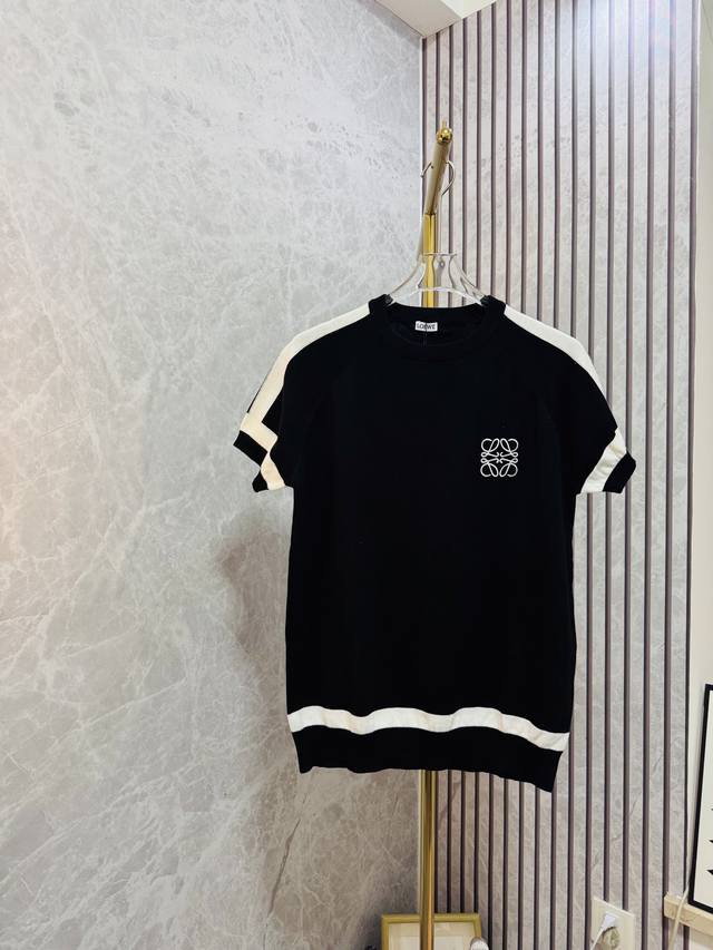 Loewe Fw24新季产品 针织毛衣莫代尔胸口刺绣，肩膀 袖口 下摆 设计拼色。追求细节 注重完美 宽松款式 男女同款 颜色：黑色 白色 码数：Xs S M