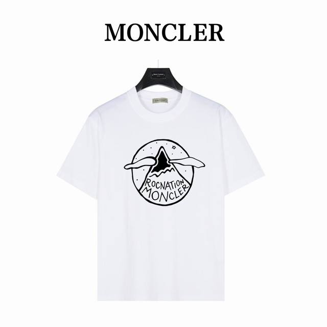 Moncler 蒙口 ]&Roc Nation 联名系列标志 款号:Mk06 白色 240克重磅小落肩100%棉T恤。Os版型，宽松有型好搭配。采用精梳紧密赛络