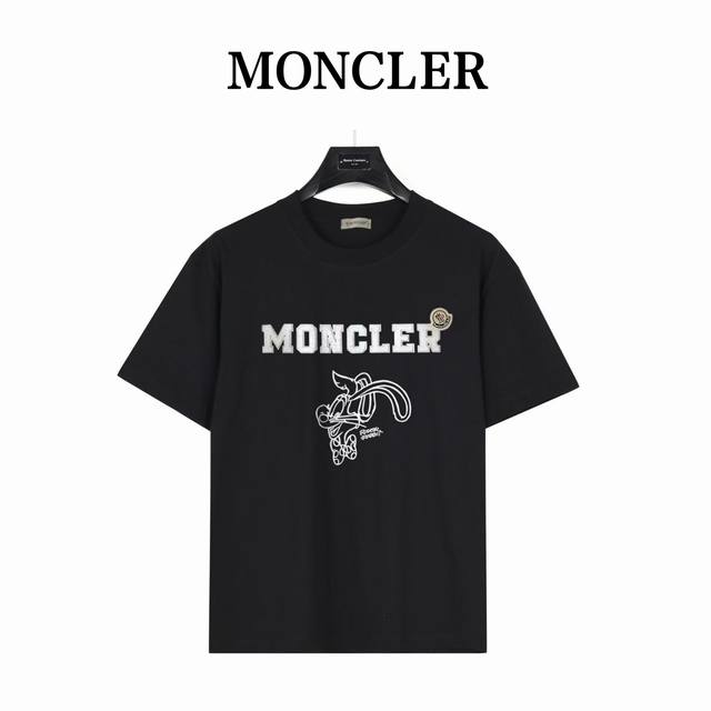 Moncler 蒙口 ] 彼得兔素描印花 款号:Mk04 黑色 240克重磅小落肩100%棉T恤。Os版型，宽松有型好搭配。采用精梳紧密赛络工艺，面料更耐磨。袖