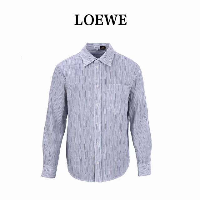 Loewe罗意威 条纹波浪纹理长袖衬衫 选用三重黄金比例棉质混纺面料，棉纤维具有天然亲肤、柔软、吸水性强等特点。其结构特性保留了面料的透气性，减少闷热感。少量锦