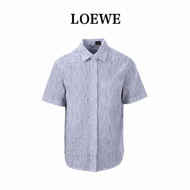 Loewe罗意威 条纹波浪纹理短袖衬衫 选用三重黄金比例棉质混纺面料，棉纤维具有天然亲肤、柔软、吸水性强等特点。其结构特性保留了面料的透气性，减少闷热感。少量锦