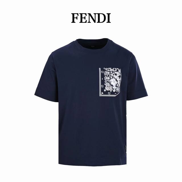 Fendi芬迪Fd 珊瑚花口袋短袖T恤 选用高支长绒棉编织而成 ，经纬密度可达 0根 英寸，布面紧密平整，触感光滑如丝绸，高密度结构增强了面料的耐用性，不易起球
