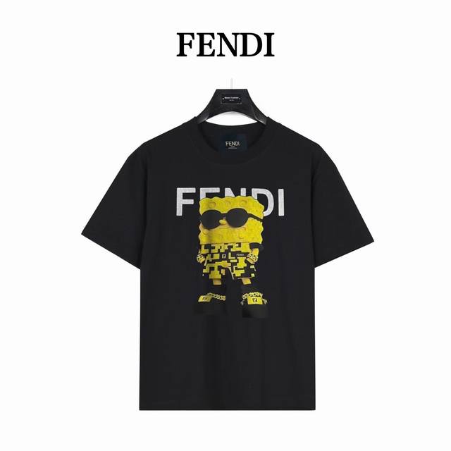 Fendi 芬迪 海绵宝宝联名款 款号:Fd01 黑色 240克重磅小落肩100%棉T恤。Os版型，宽松有型好搭配。采用精梳紧密赛络工艺，面料更耐磨。袖口以及下