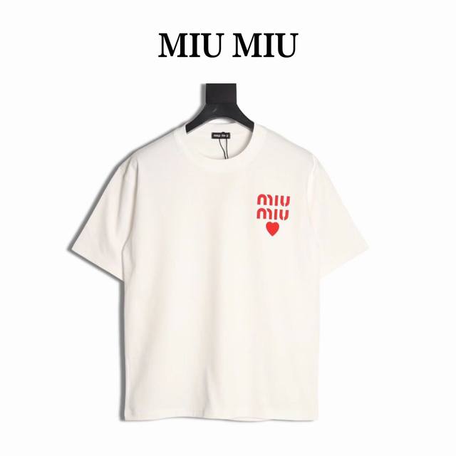 Miumiu 缪缪 25Ss 爱心短袖T恤 面料采用定制240G 26支特滑双股精棉平纹高密无尘全棉布料。前幅高密度加厚，走线平整，代工品质，全套定制辅料。 尺