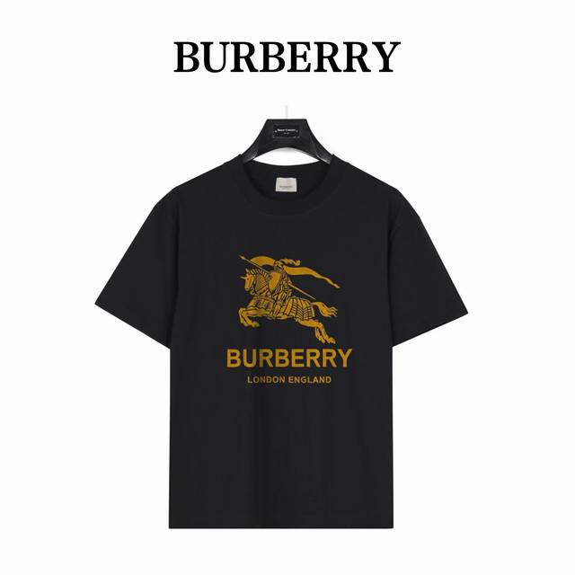 Burberry 巴宝莉 经典战马金色图案 款号:Bb12 黑色 240克重磅小落肩100%棉T恤。Os版型，宽松有型好搭配。采用精梳紧密赛络工艺，面料更耐磨。