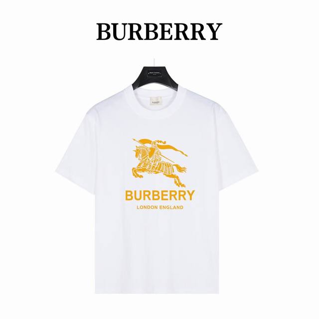 Burberry 巴宝莉 经典战马金色图案 款号:Bb12 白色 240克重磅小落肩100%棉T恤。Os版型，宽松有型好搭配。采用精梳紧密赛络工艺，面料更耐磨。
