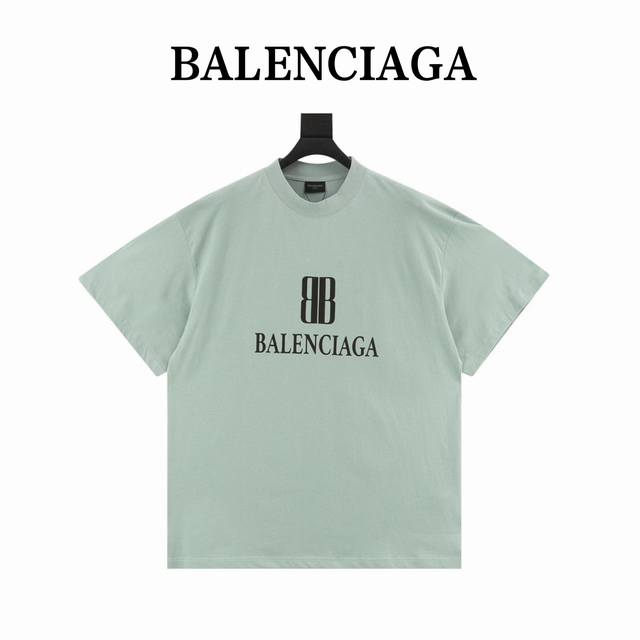 Balenciaga 巴黎世家 双B字母印花圆领短袖 采用双纱平纹， %棉，32支双纱棉高密布，面料用的是国产新疆优质棉纱，新疆棉花是国产棉花中公认的优等材料。