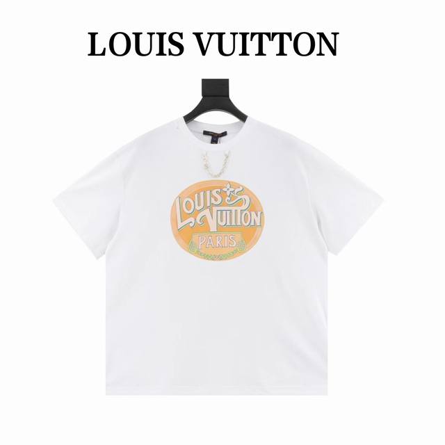 Louis Vuitton 25Ss链条飞行印章短袖T恤 本款T恤以柔软棉质针织塑造经典直身版型，为正面的手写体标识融入霓虹视效，巧妙致意 2025 春夏秀场的