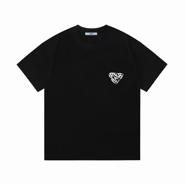 Prada 普拉达 2025新款 前后涂鸦字母Logo 男女同款 短袖T恤 定制260克100％双纱纯棉面料 定染32支双股螺纹 领标吊牌主唛三标齐全 颜色：黑