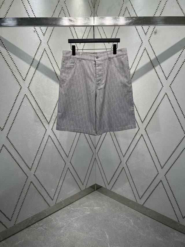 迪奥 25Ss新款工装牛仔裤展示 Oblique 印花，以休闲剪裁重新演绎工装风格。采用灰色棉质牛仔布精心制作，通体饰以经典的 Oblique 印花，彰显优雅气