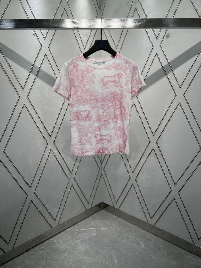 迪奥 25Ss新款 T 恤来自 Dioriviera 限定系列，白色底色饰以樱花粉色 Sauvage 茹伊印花，全新演绎 Dior 经典图案。采用棉质和亚麻混纺
