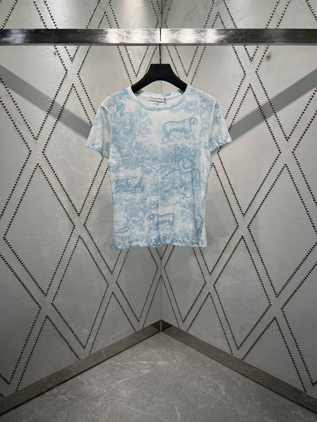 迪奥 25Ss新款 T 恤来自 Dioriviera 限定系列，饰以 Sauvage 茹伊印花，全新演绎 Dior 经典图案。采用白色和铃兰绿色棉质和亚麻混纺平