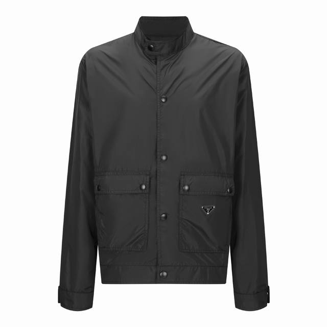 独家供应 Pra 尼龙高领排扣风衣外套 面料采用60支100%尼龙面料，面料定织60支中性厚度，面料克重为145克，薄而不透，春夏穿搭非常舒适。面料做了过胶工艺