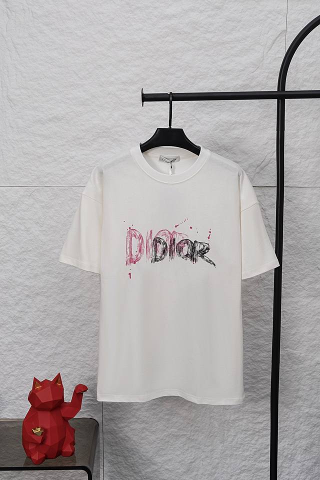 款号 F029 Dior 迪奥2025新款经典字母满印涂鸦短袖圆领T恤男女同款 采用特定重磅32S精棉平纹针织面料，280克重；搭配32S+70D拉架螺纹，28
