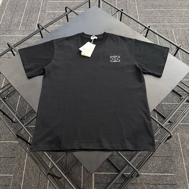款号C001 Celine反向贴布刺绣手工破坏Logo短袖T恤 定制280克全棉双纱硬挺面料 布面干净 布纹清晰 手感非常细腻扎实 更加力挺 舒适透气不易变形不